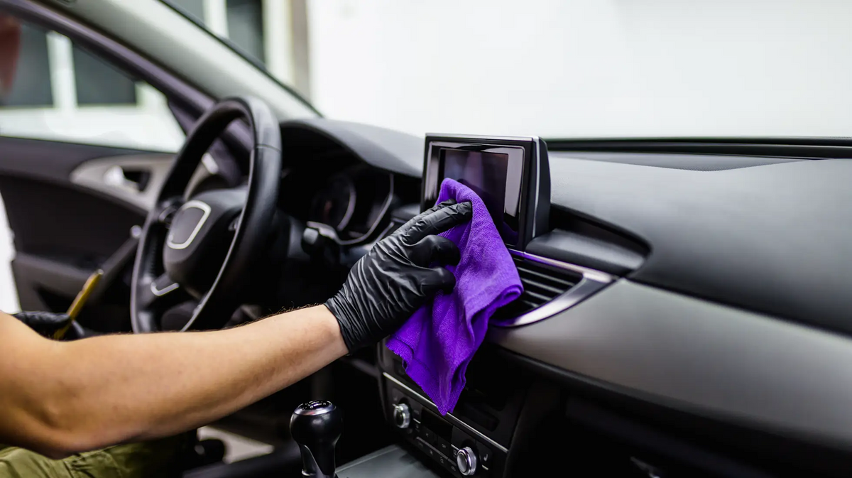 Autoinnenreinigung mit lila Microfoasertuch