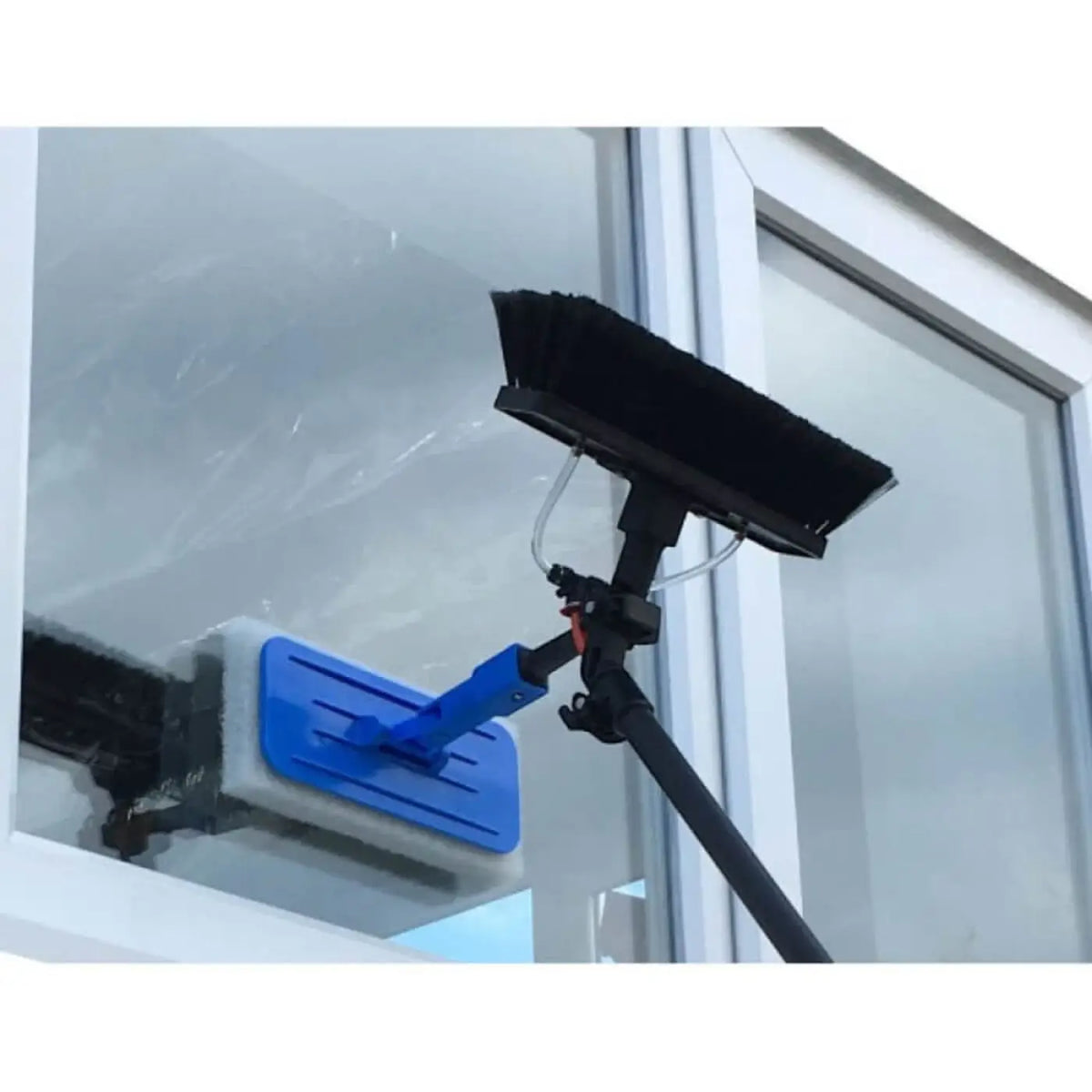 Blau-schwarzes fensterreinigungsgerät mit ausziehbarem griff für 3 pads mit quick-loq-aufnahme