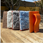Orange plastikschwammhalter mit vier verschieden strukturierten reinigungspads in braun, weiß, grau und blau, maykker jitterbug schrubber inkl walnusspad 15cm