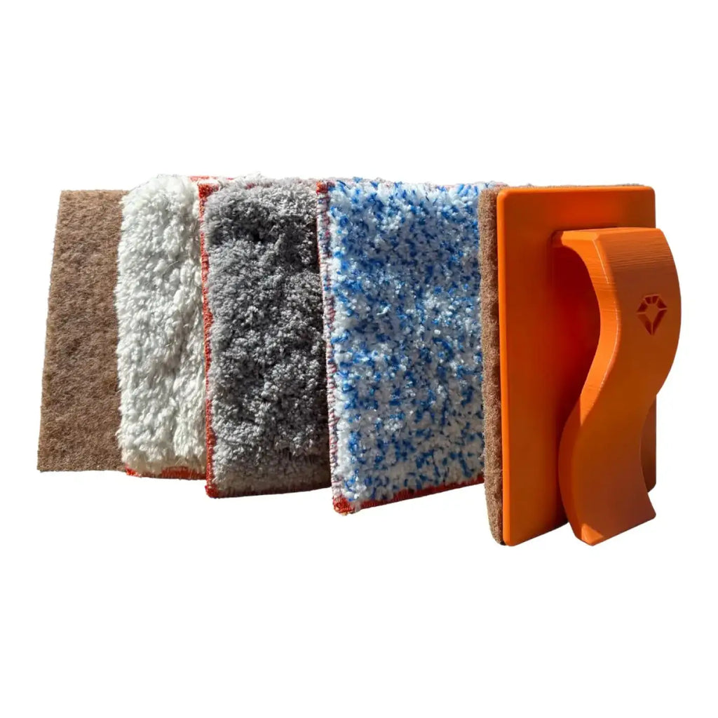 Maykker jitterbug schrubber mit orangenem griff und vier mikrofasertüchern in braun, weiß, grau und blau