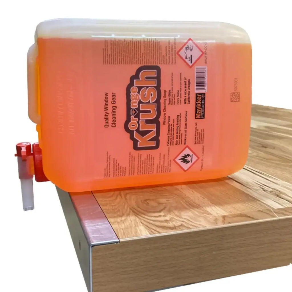 Maykker orange krush glasreiniger seife in einem durchsichtigen orangefarbenen kunststoffkanister mit rotem auslaufhahn