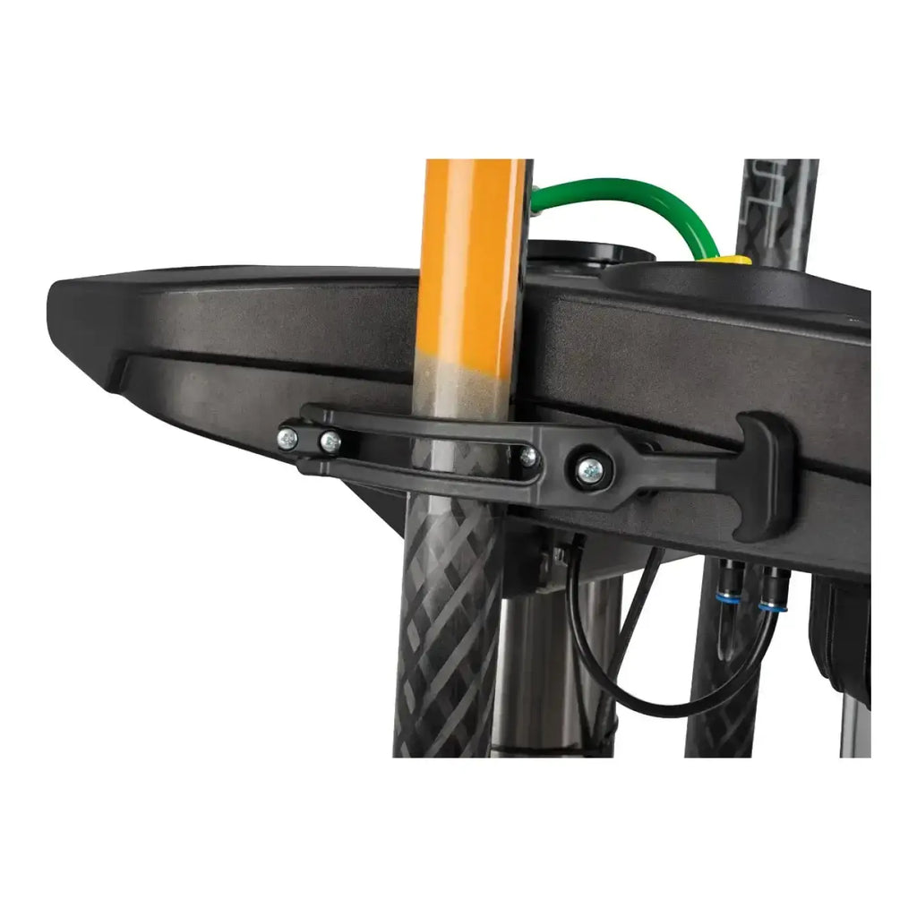 Schwarze plastik fahrradhalterung mit silbernen schrauben am rahmen für unger hydropower nano filter basis