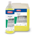 Gelbe flüssigkeit in transparenter flasche und opakem behälter von buzil perfekt g 440 alkalischer intensivreiniger 1l