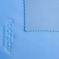 Hellblaues microfiber hochglanztuch floorstar supersonic mit reliefschriftzug und wellensaumkante