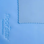 Hellblaues microfiber hochglanztuch floorstar supersonic mit reliefschriftzug und wellensaumkante