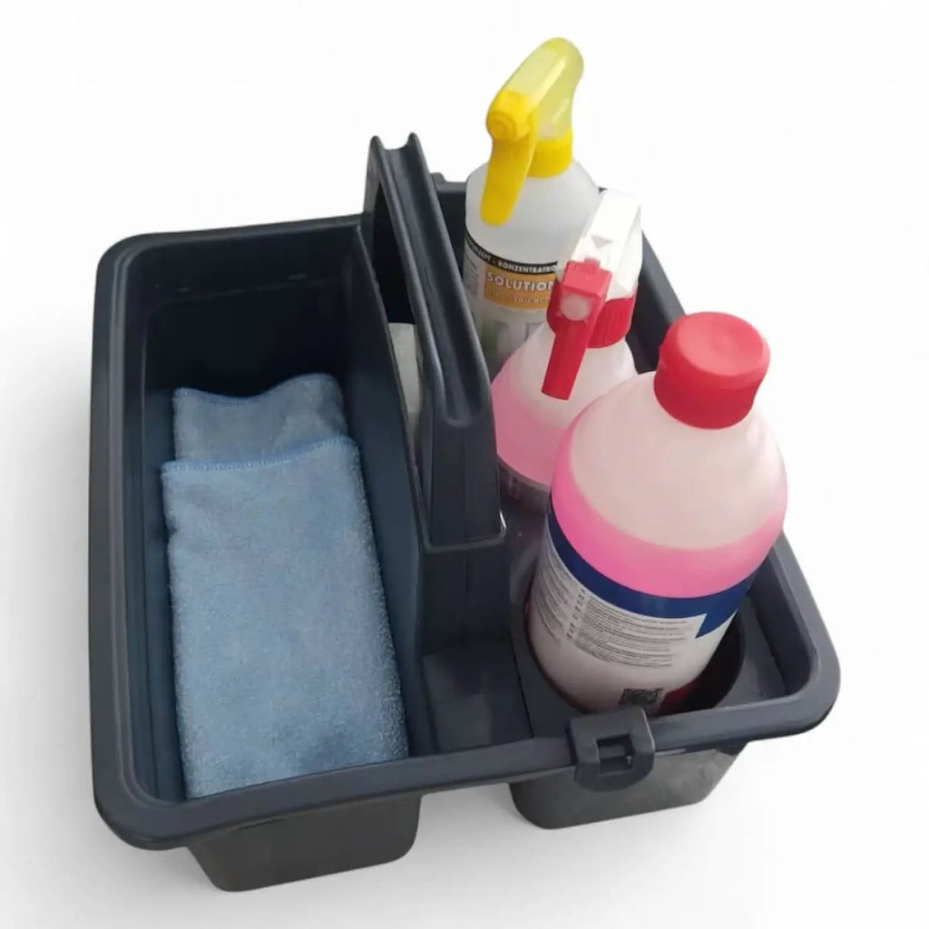 Schwarze floorstar tragebox caddy aus kunststoff mit unterteilten fächern für sprays und blaues mikrofasertuch