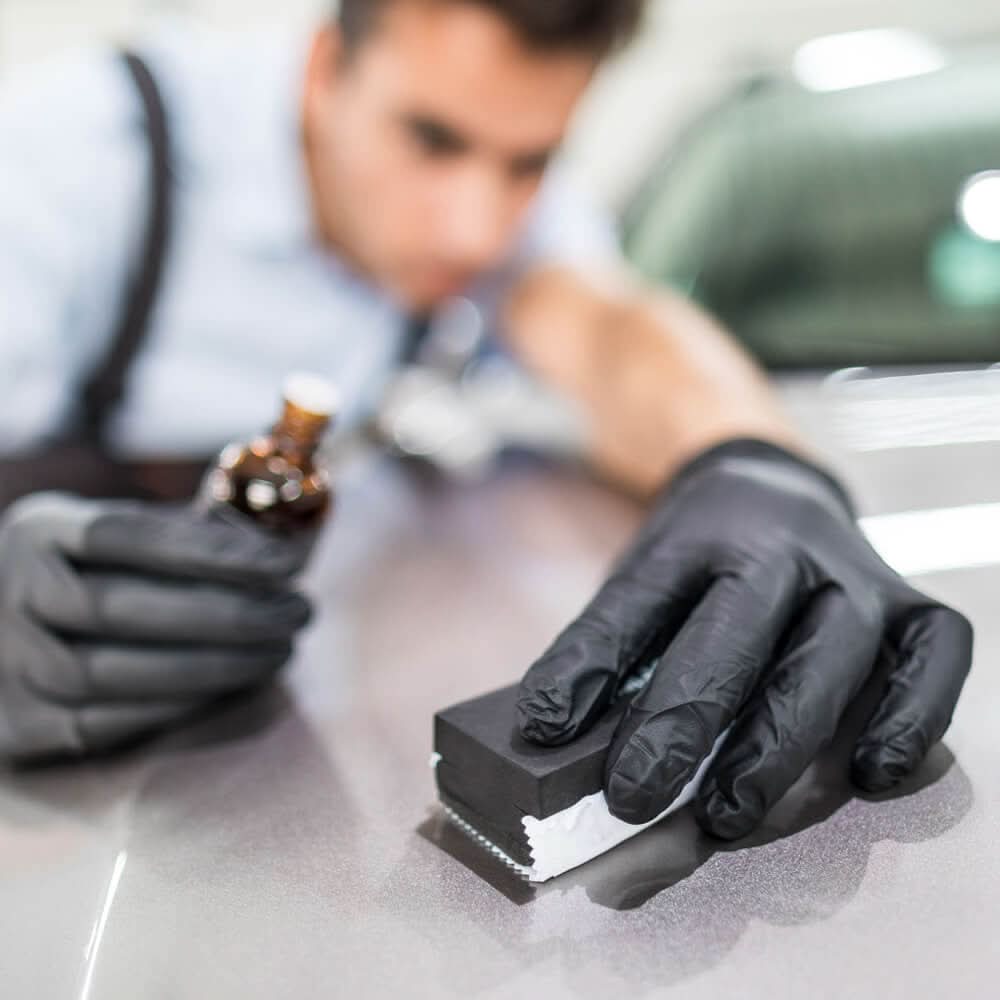 Person trägt Hygonorm "Safe Fit" Nitril-Handschuhe Schwarz 200 Stück von Franz Mensch bei Reinigungstätigkeit