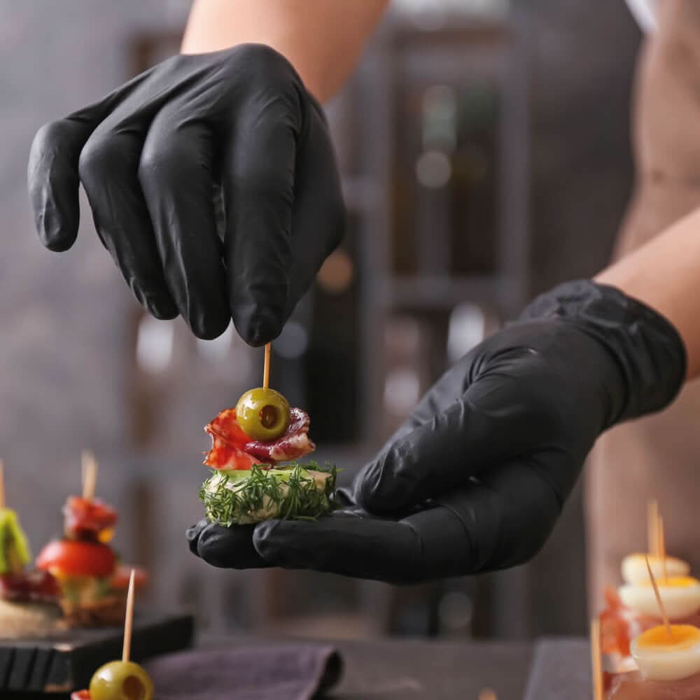Hygonorm "Safe Fit" Nitril-Handschuhe Schwarz 200 Stück von Franz Mensch dienen hygienisch beim Zubereiten von Speisen.