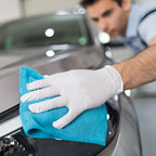 Mann reinigt Auto mit blauer Cloth und trägt Hygonorm "Safe Fit" Nitril-Handschuhe Weiß 100 Stück von Franz Mensch.