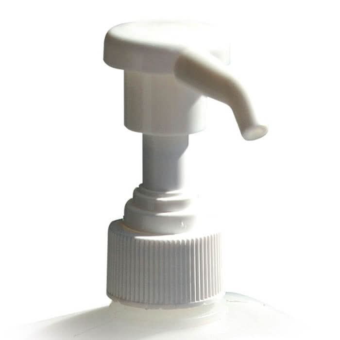 Weiße hygienische dosierpumpe aus kunststoff mit gebogenem auslauf und geriffeltem sockel für flaschen 0,5 bis 1 liter