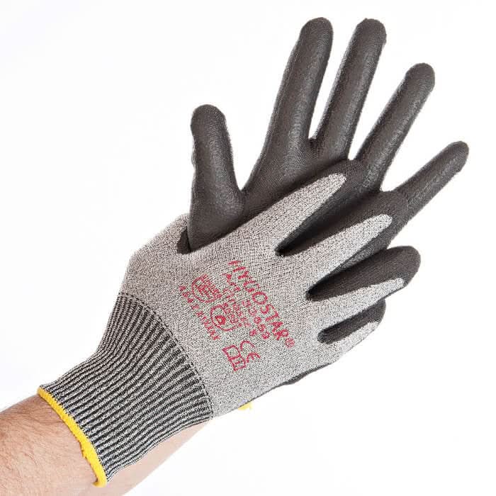 Grau schwarz schnittschutzhandschuh mit strukturierter grifffläche an den fingern und gelbem bund von hygostar