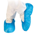 Hygostar überschuhe standard cpe 40µ in hellem blau über weißen sneakers aus plastik disposable