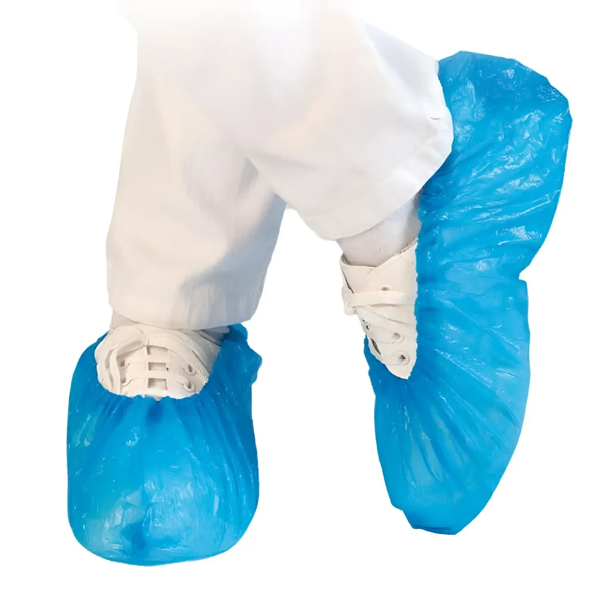 Hygostar überschuhe standard cpe 40µ in hellem blau über weißen sneakers aus plastik disposable