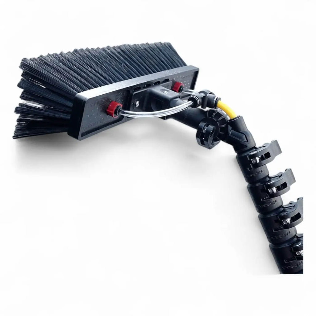 Black bristle brush with flexible segmented handle and red adjustment knobs for gardiner clx 18 5,30 meter carbon hybrid teleskopstange