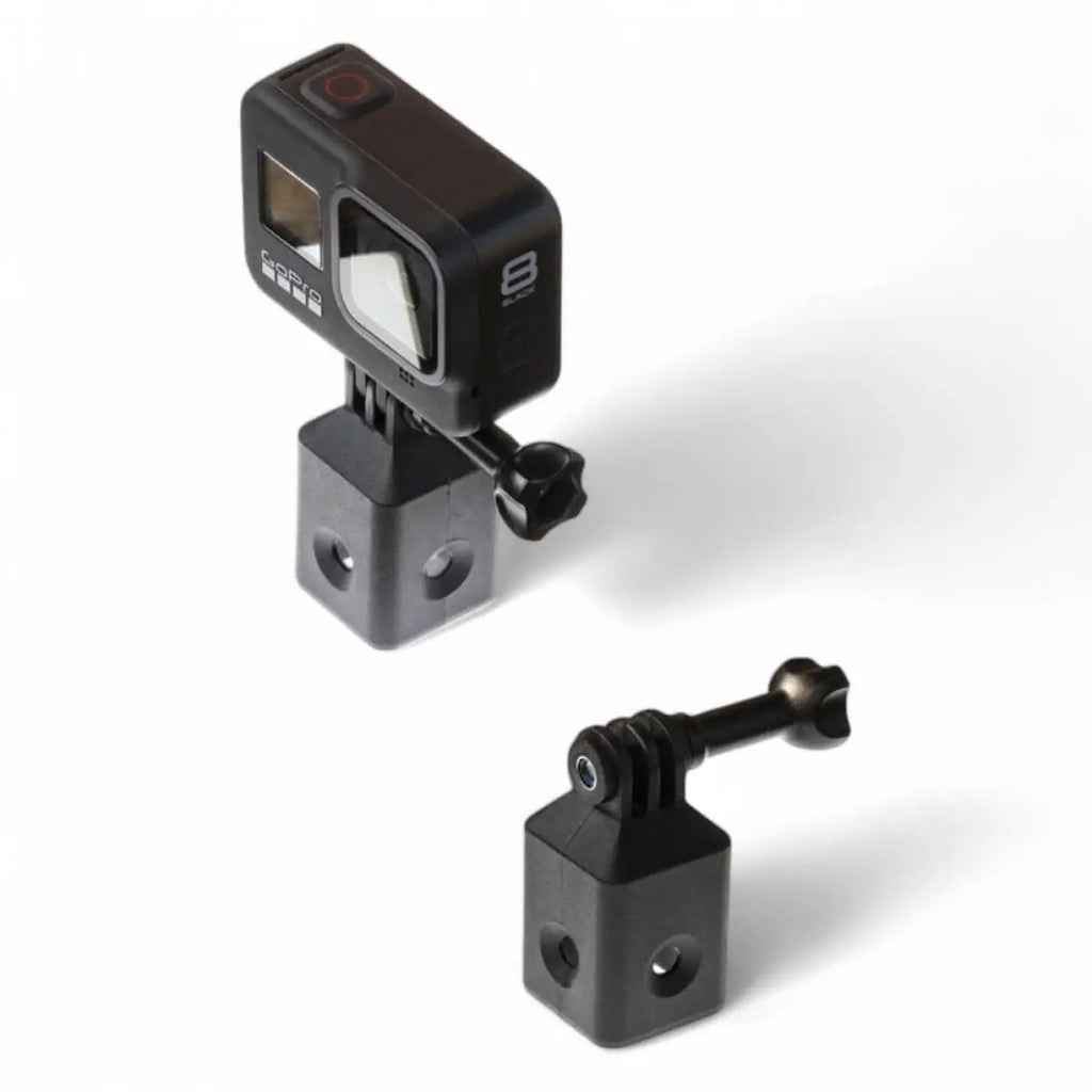 Schwarze gopro hero 8 actionkamera auf schwarzer gardiner kamerahalterung mit quick-loq aufnahme und verstellbarem arm montiert