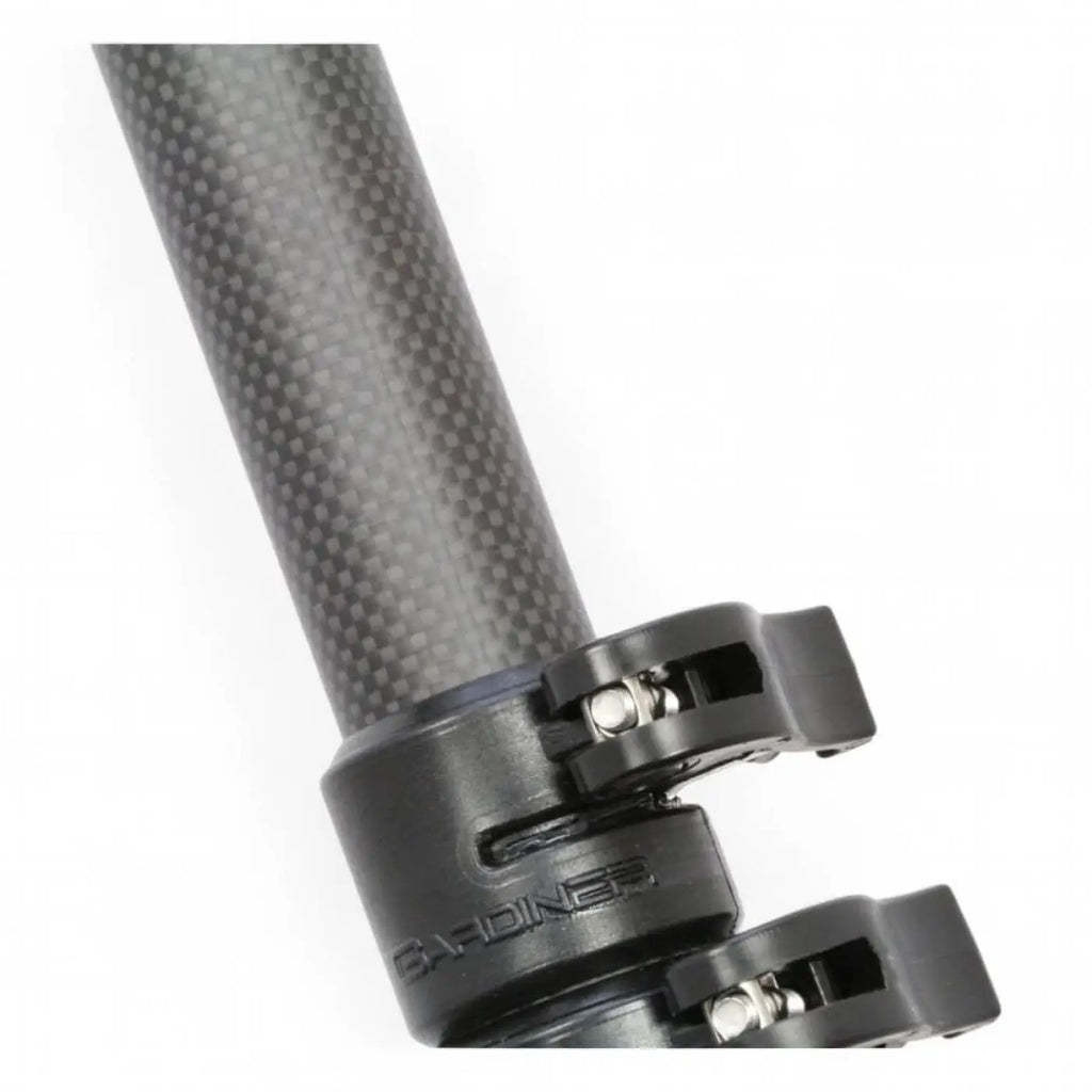 Schwarzer carbon fahrradsattelstütze gardiner super max 35 mit matter oberfläche und markiertem klemmenmechanismus