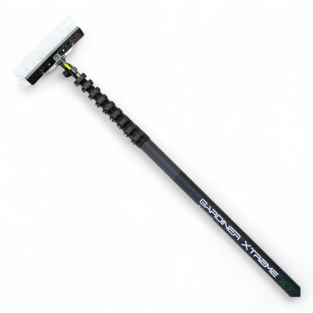 Black gardiner xtreme 4x teleskopstange aus hm carbon mit weißem borstenfensterreinigerkopf für fensterpflege