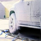 Snowbedecktes suv-rad und seitenteil auf schwarzem schneeschieber mit blauen gurten für hermes alkalistar-5 konzentrat 10 liter