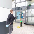 Schwarze teleskopische fensterreinigungsstange mit grünem sockel und gelbem schlauch im produkt hermes auffangwanne 3.0