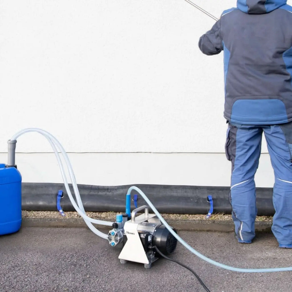 Weiße und schwarze industrielle hermes chemiepumpe s mit blauen akzenten und transparenten schläuchen verbunden