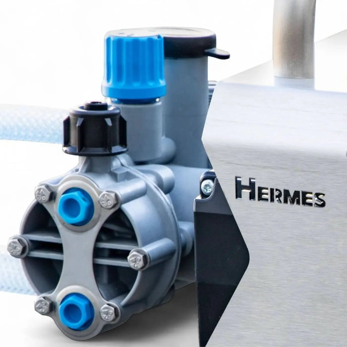 Graue kunststoff chemiepumpe hermes mit blauen abdeckungen und schwarzen anschlüssen für industrielle anwendungen