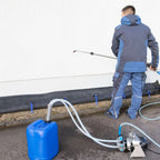 Blauer kunststoffkanister mit weißem schlauch und pumpensystem der hermes chemiepumpe s