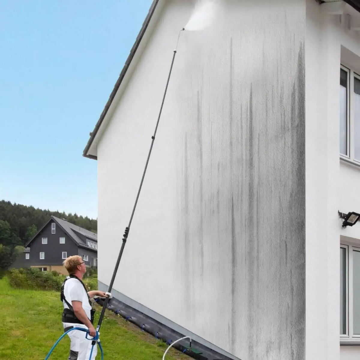 Schwarz weißer druckstrahlerstab mit ausziehbarem griff am hermes kombilanze ecoline 10 m