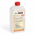 Weiße plastikflasche mit rotem verschluss und orangefarbenem etikett power cleaner von hmk 153 zur reinigung