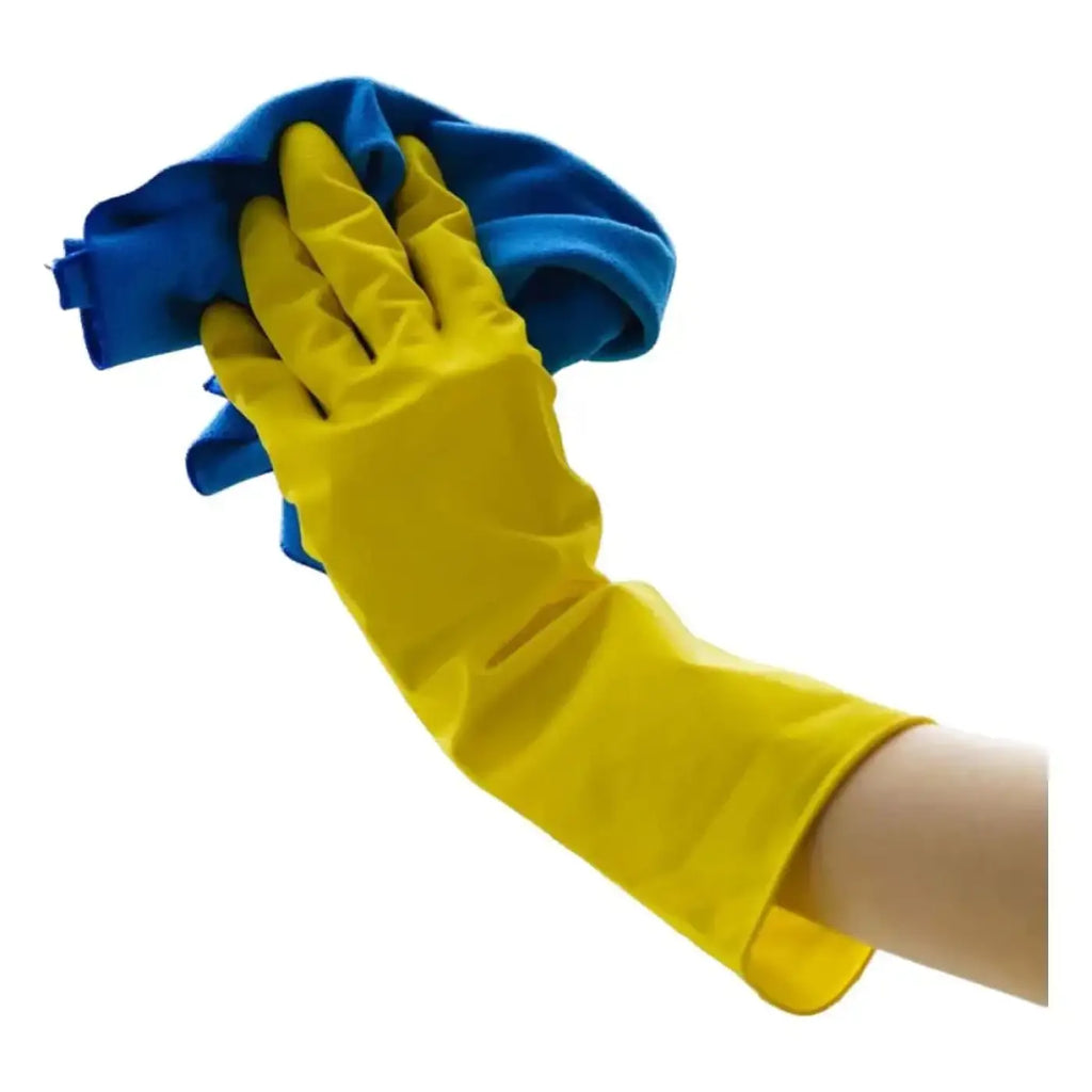 Gelbe hygostar haushaltshandschuhe aus gummi mit blauem mikrofasertuch zum reinigen gehalten