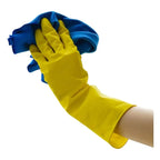 Gelbe hygostar haushaltshandschuhe aus gummi mit blauem mikrofasertuch zum reinigen gehalten
