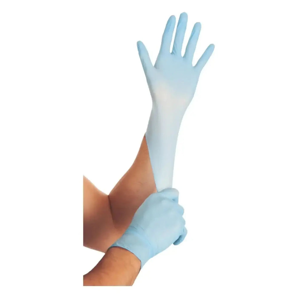 Lichtblaue nitrilhandschuhe von hygostar safe super stretch werden an einer hand getragen und über den unterarm gezogen