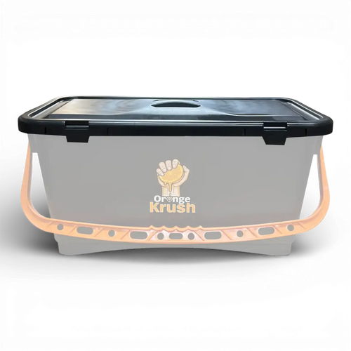 Grauer plastik Eimer mit schwarzem Deckel und pfirsichfarbenem Griff mit orange krush Logo für 22 liter von maykker