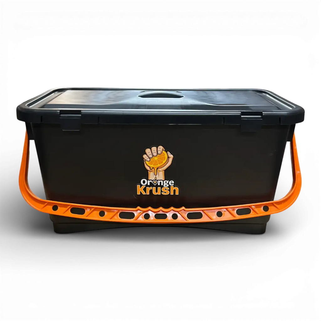 Schwarzer kunststoffeimer maykker 22 liter mit orangefarbenem griff und orange crush logo mit hand und orange