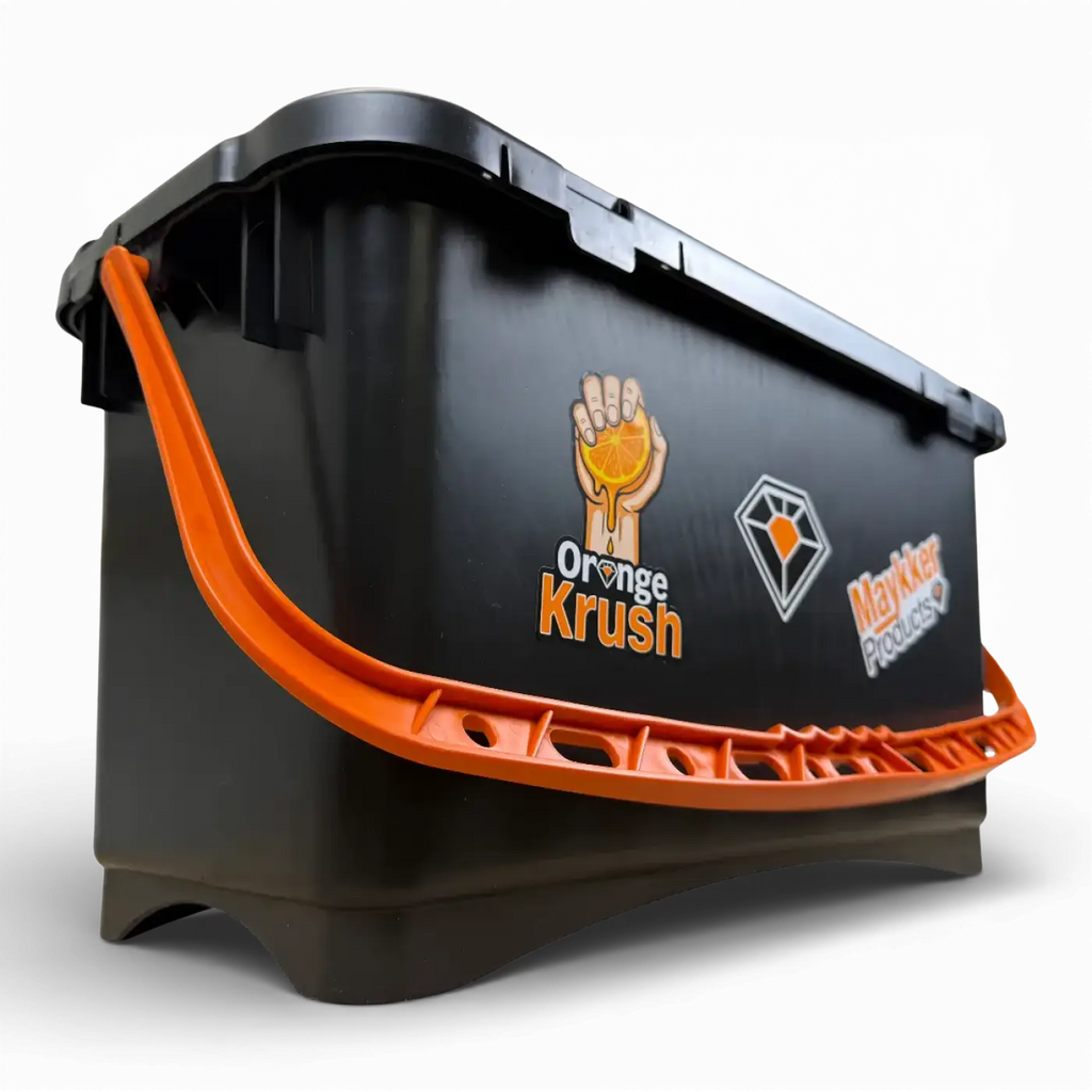 Schwarzer plastik eimer maykker 22 liter mit orangefarbenem griff und deckel samt orange krush branding