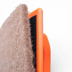 Maykker JitterBug Schrubber mit orangefarbenem Kunststoffrahmen, schwarzen Borsten und beigem Filzrücken