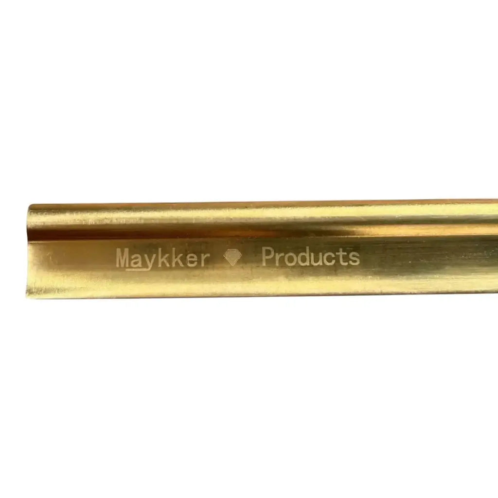 Goldfarbene metall lineal mit eingraviertem maykker products branding aus messing für präzises messen
