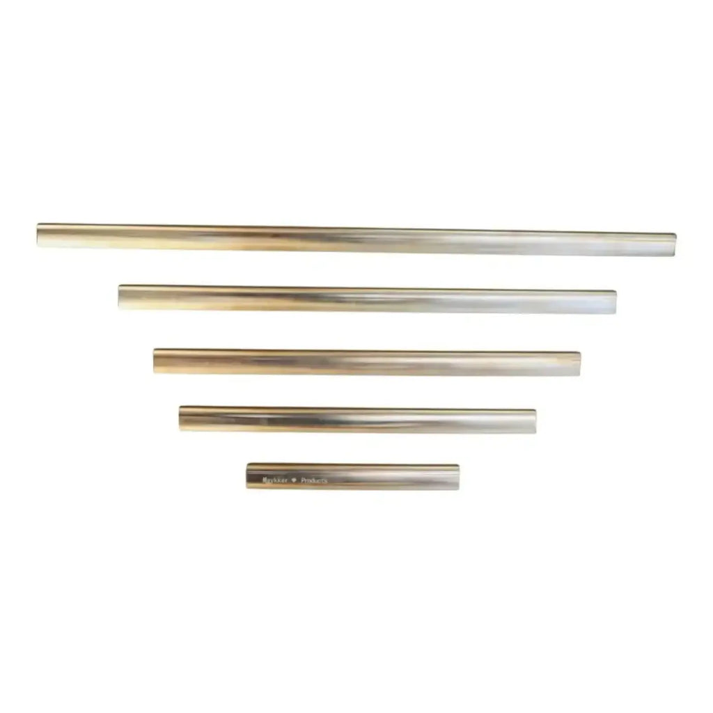 Set von fünf metallic schubladengriffen mit gebürsteter goldoberfläche und minimalistischen design von MAYKKER pro brass schiene