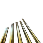Fünf goldfarbene metalllineale aus messing mit gravierten maßangaben von maykker pro brass schiene