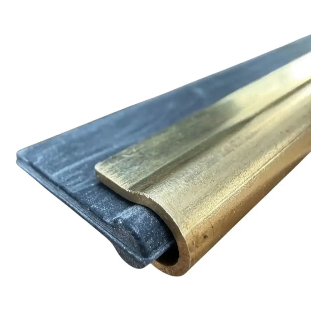 Brass und schwarzer gummischwellenstreifen mit glattem gebogenem profil von maykker pro brass schiene