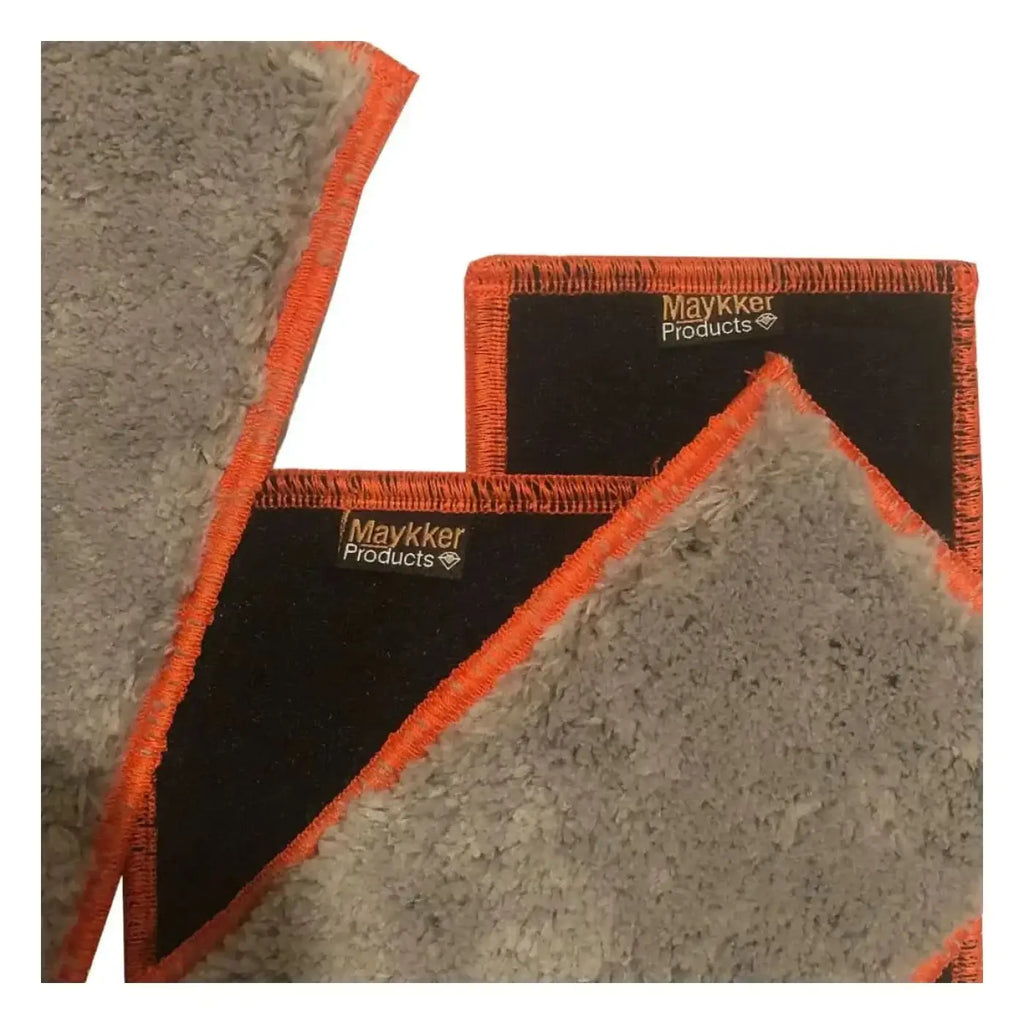Graue mikrofaser-reinigungstücher mit orangefarbener Naht und schwarzer Rückseite von maykker products für python sleeve einwascher-bezug