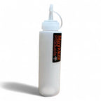 Weiße plastik-squeeze-flasche mit weißem deckel und düse, orange-schwarzes maykkr products etikett, refill smartbottle