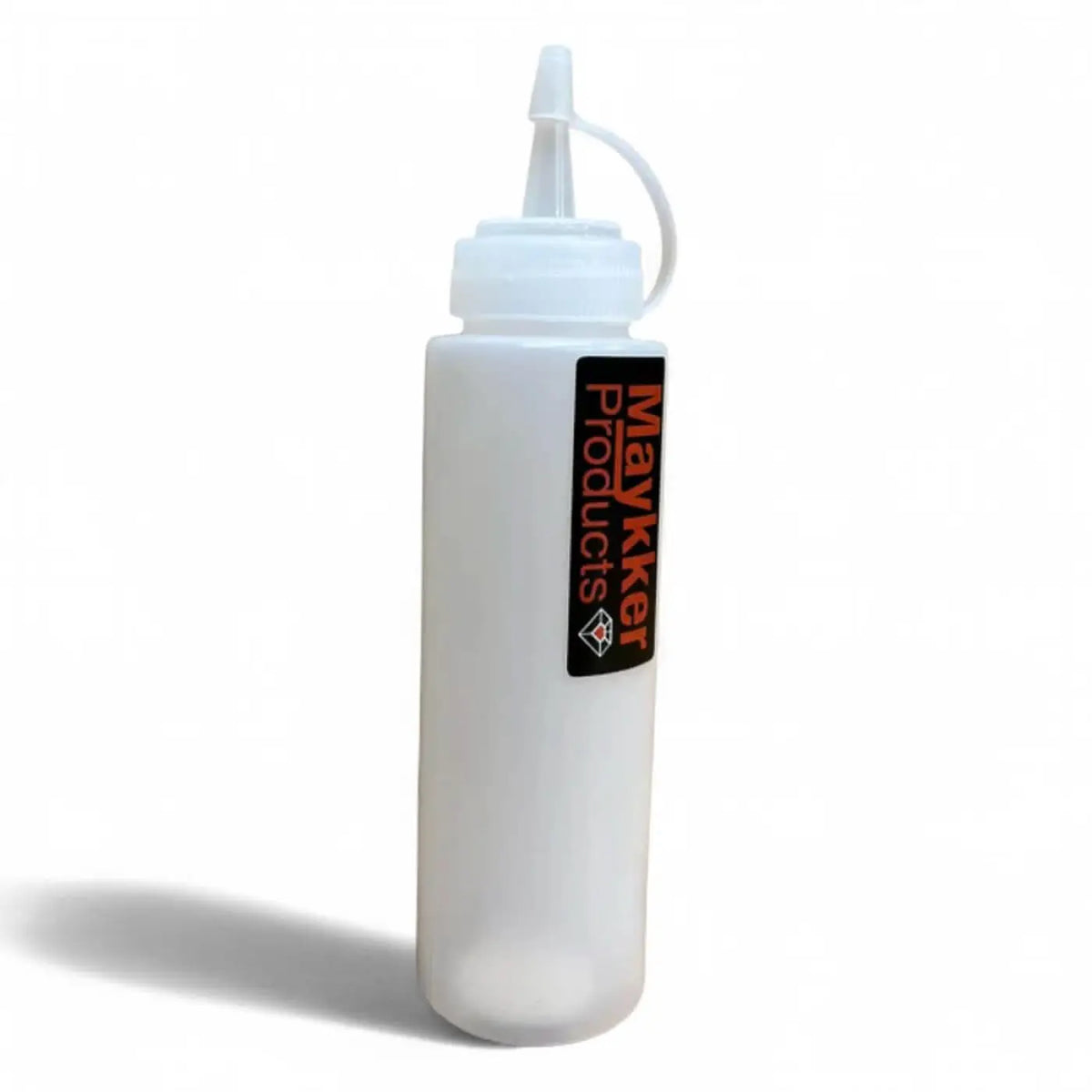 Weiße plastik-squeeze-flasche mit weißem deckel und düse, orange-schwarzes maykkr products etikett, refill smartbottle