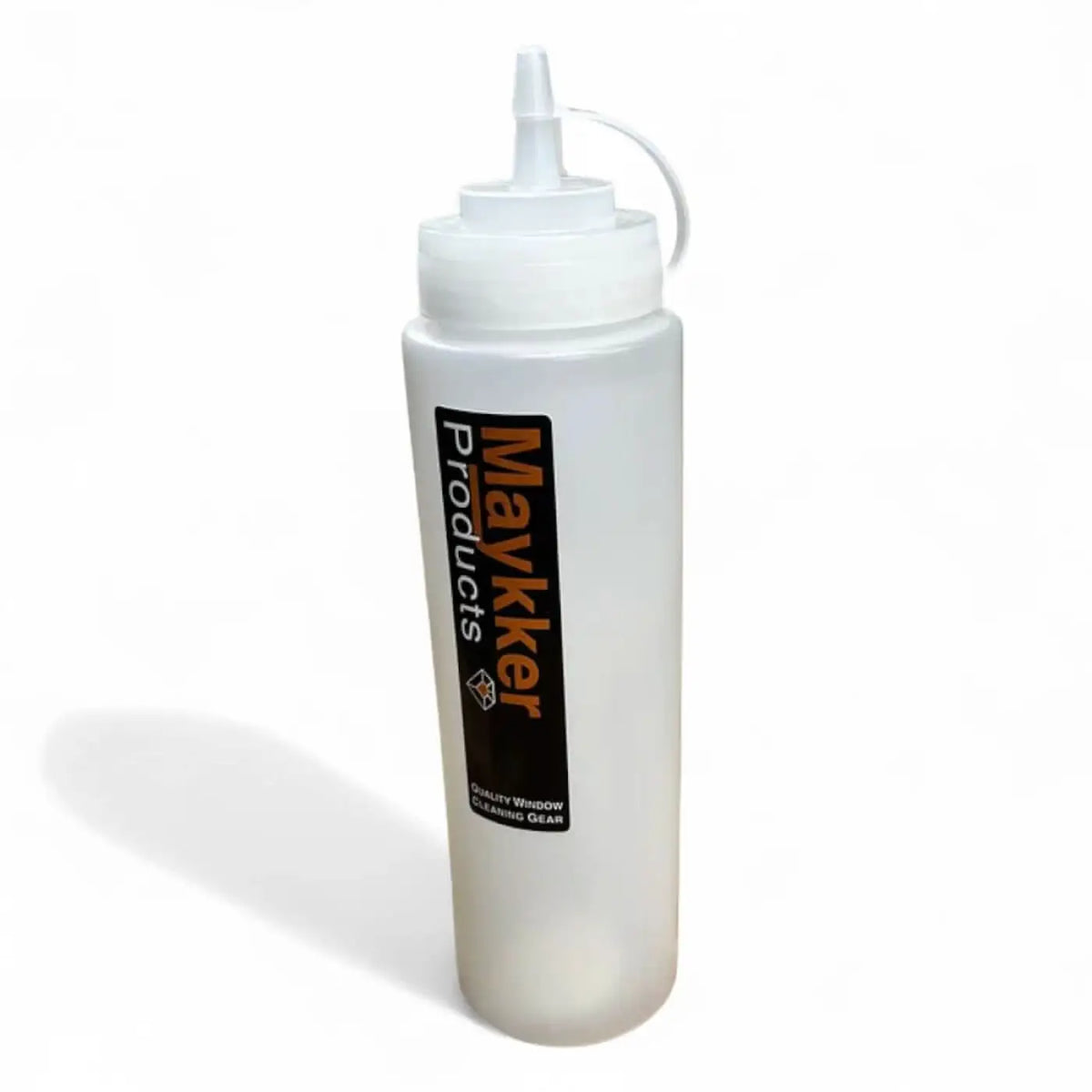 Weiße kunststoff-squeeze-flasche maykiker refill smartbottle mit orange-schwarzem etikett für fensterreinigung