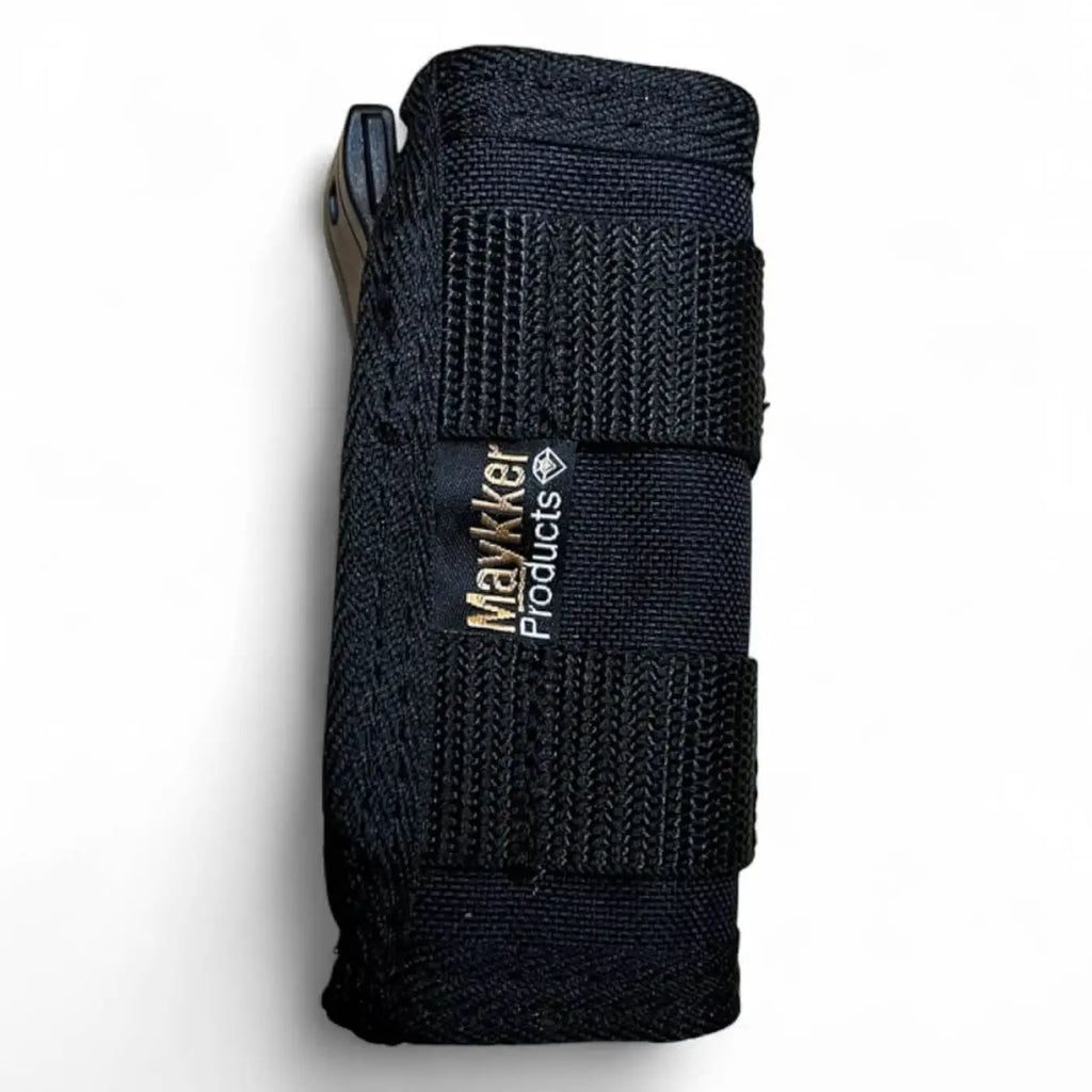 Schwarzes gewebtes holster aus stoff mit maykkker products logo patch für die maykkker smart bag smarttube