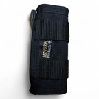 Schwarzes gewebtes holster aus stoff mit maykkker products logo patch für die maykkker smart bag smarttube