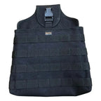 Schwarzes taktisches gear pouch mit mehreren horizontalen webbing-riemen und kunststoff-schnalle oben von maykker smart bag standardbag