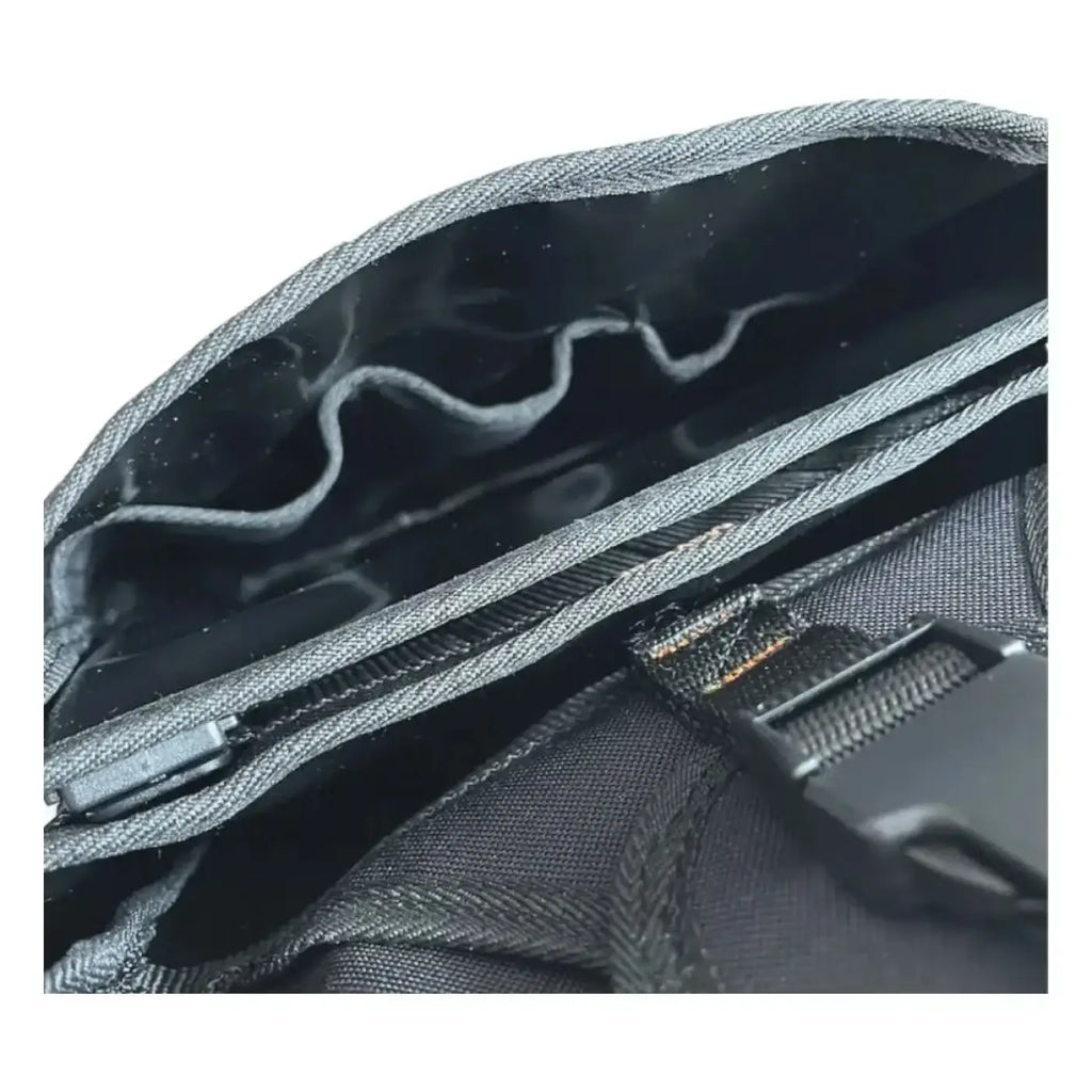 Schwarzes nylon-etui mit reißverschluss und inneren elastischen fächern maykker smart bag standardbag frontloader