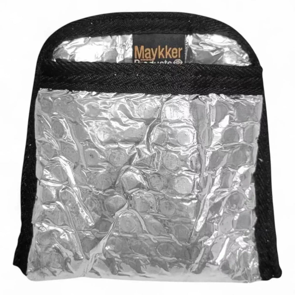 Silberfolie isolierte maykker smart bag tannerpouch small mit schwarzem stoffbesatz und markenlabel