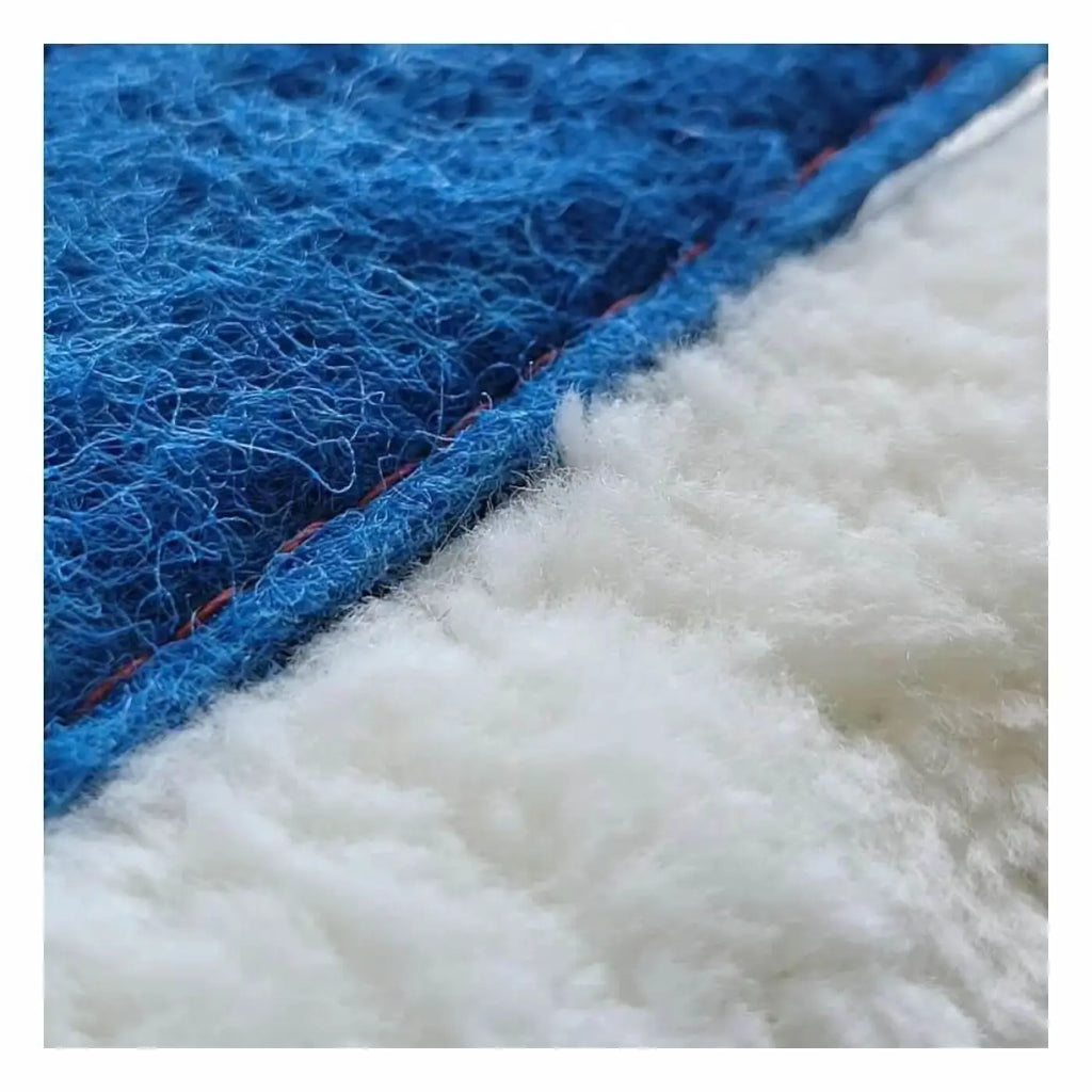 Blaue und weiße fleece-decke mit weicher, plüschiger textur für maykker switchmop einwascher-bezug