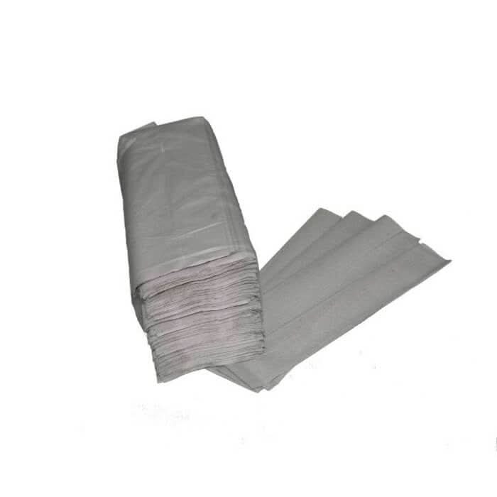 Stapel hellgrauer papierhandtücher 1-lagig 25x33 cm c-falz aus robustem material mit 4000 blatt im karton